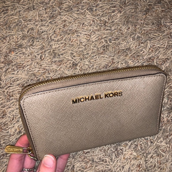 SOLD // Michael Kors Medium Sized Tan Wallet - Picture 2 of 6